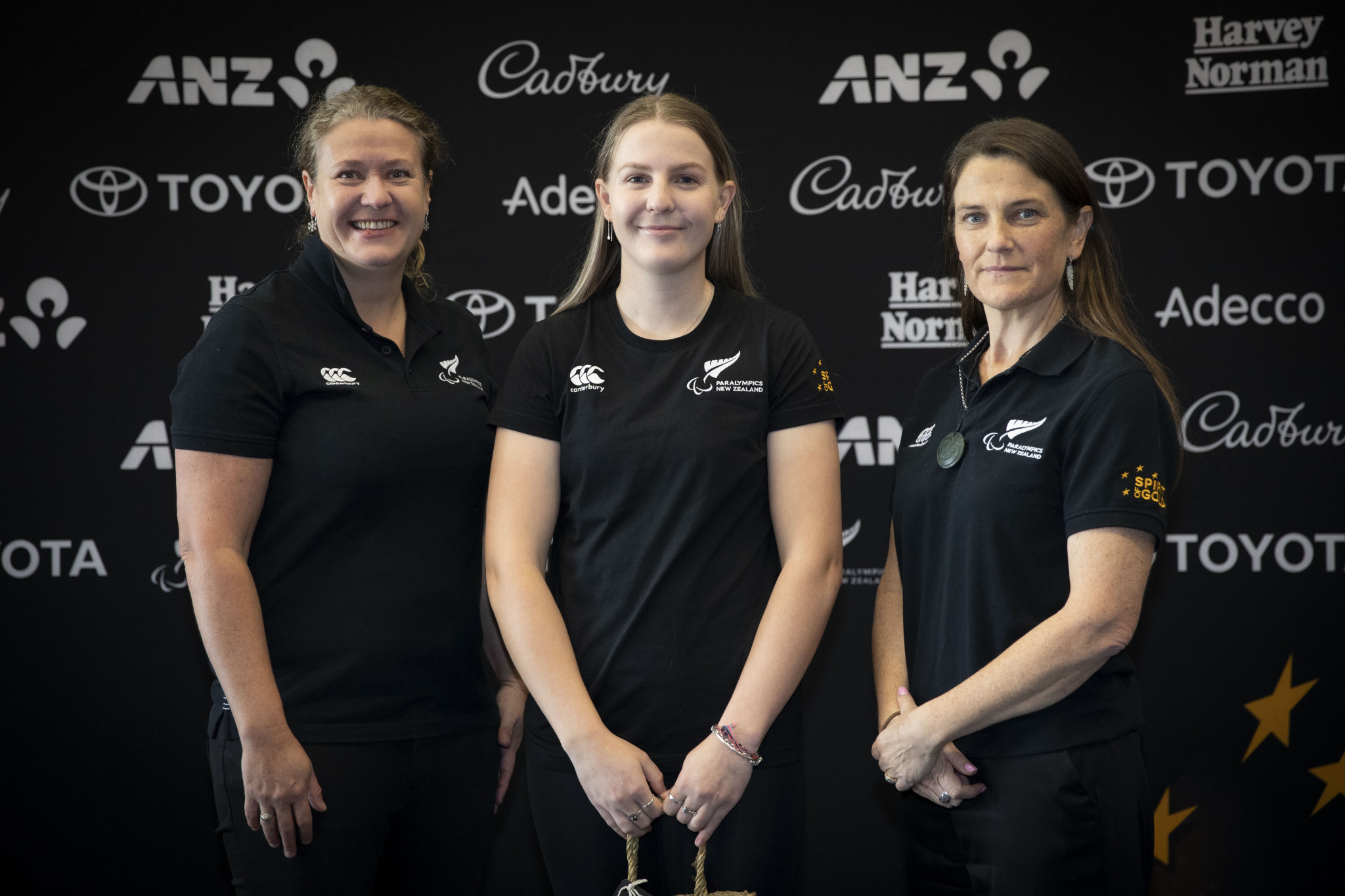 Anna Steven, centre, is welcomed to the team by Paralympics New Zealand chief executive Fiona Adams, left, and deputy Chef de Mission Lynette Grace, right ©Getty Images