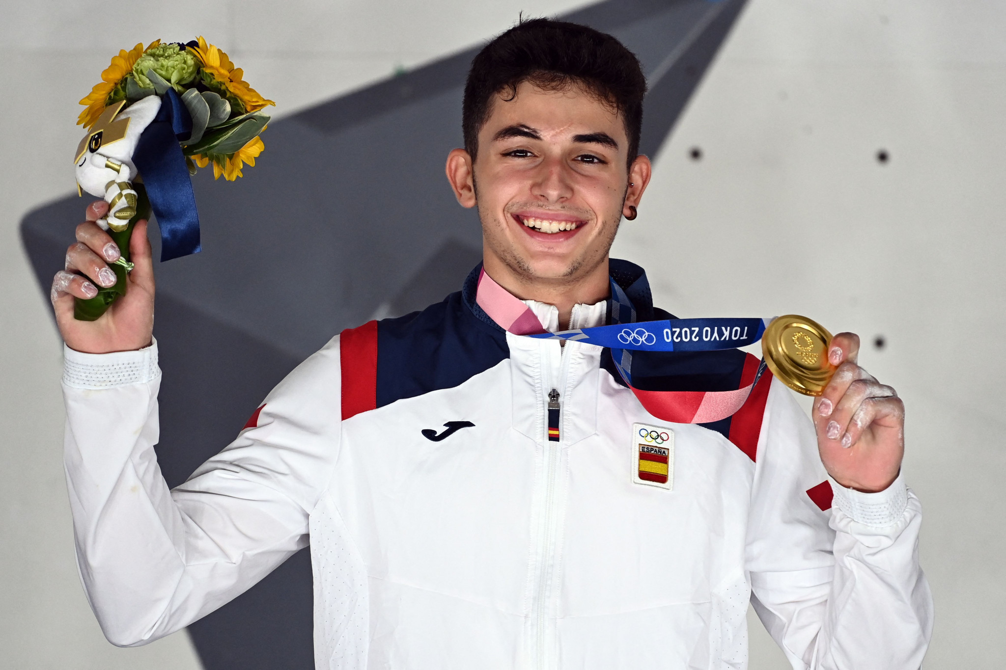 Alberto Ginés López shows off his gold medal after winning the men's combined title ©Getty Images