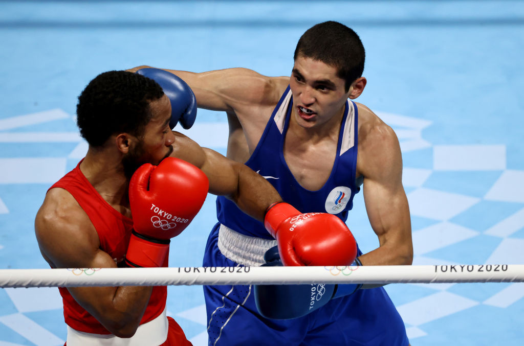 Albert Batyrgaziev, in blue, edged out Duke Ragan to claim gold on a split decision ©Getty Images