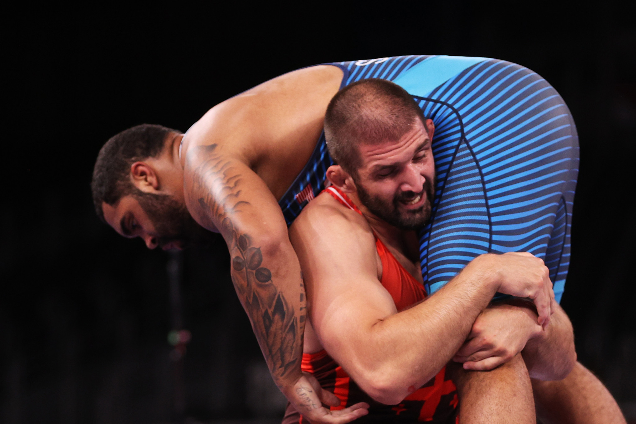 Gable Steveson, in blue, won the men's 125 kilograms wrestling title with a last second takedown ©Getty Images