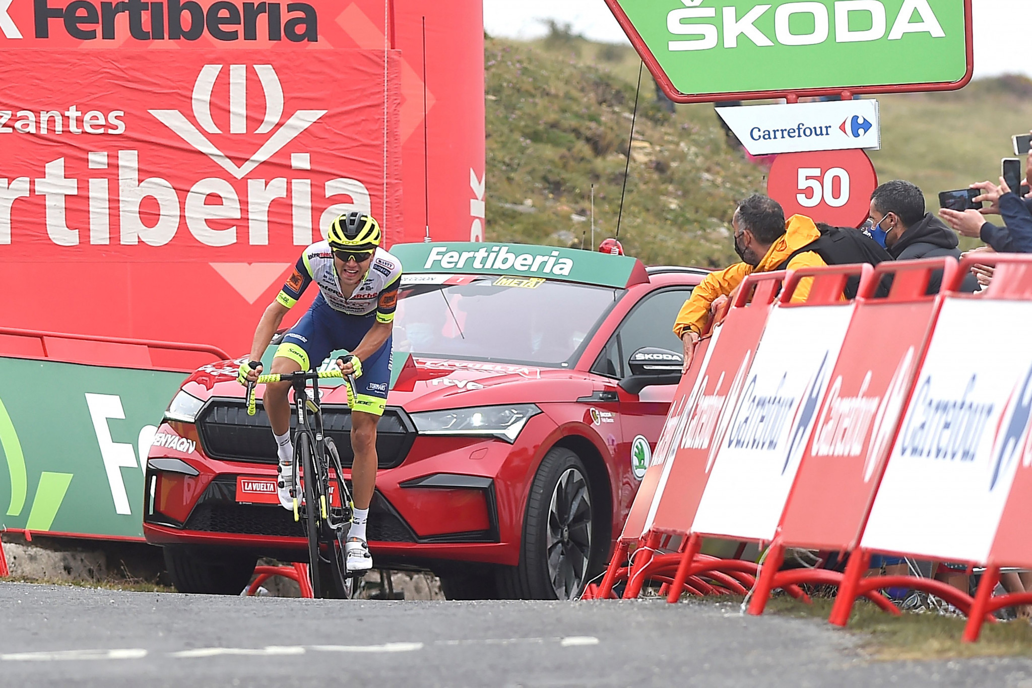 Late attack helps Taaramäe clinch summit victory and take Vuelta a España lead