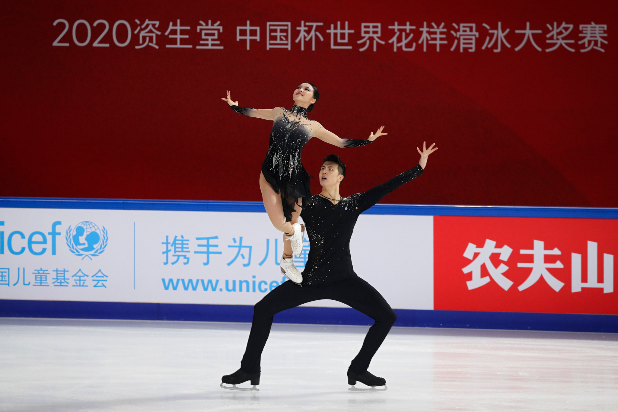 Wang Shiyue, left, and Liu Xinyu won the ice dance gold medal at the 2020 Cup of China ©Getty Images