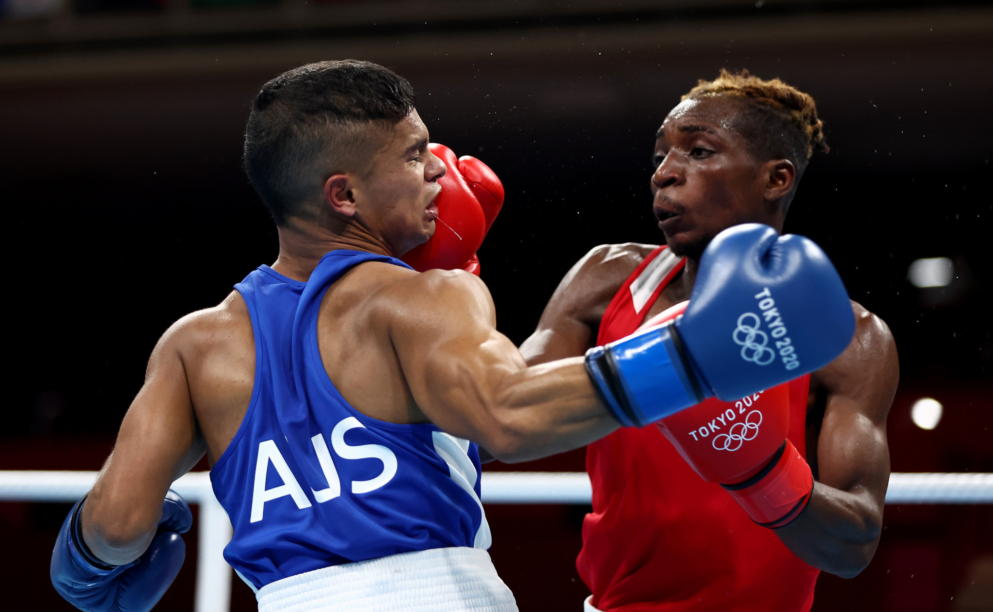 Only three Australian boxers will be entered to fight at AIBA's Men's World Championships, with one of them Alex Winwood, in blue ©Getty Images