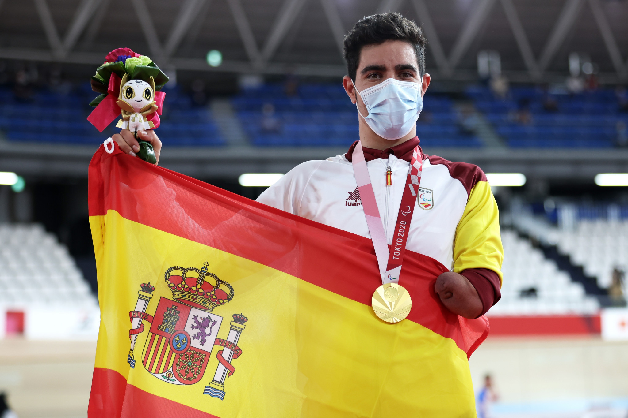  Alfonso Cabello Llamas celebrates after winning the men's C4-5 1000m time trial  ©Getty Images