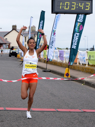 Ethiopia&#39;s Yalemzerf Yehualaw breaks half marathon world record