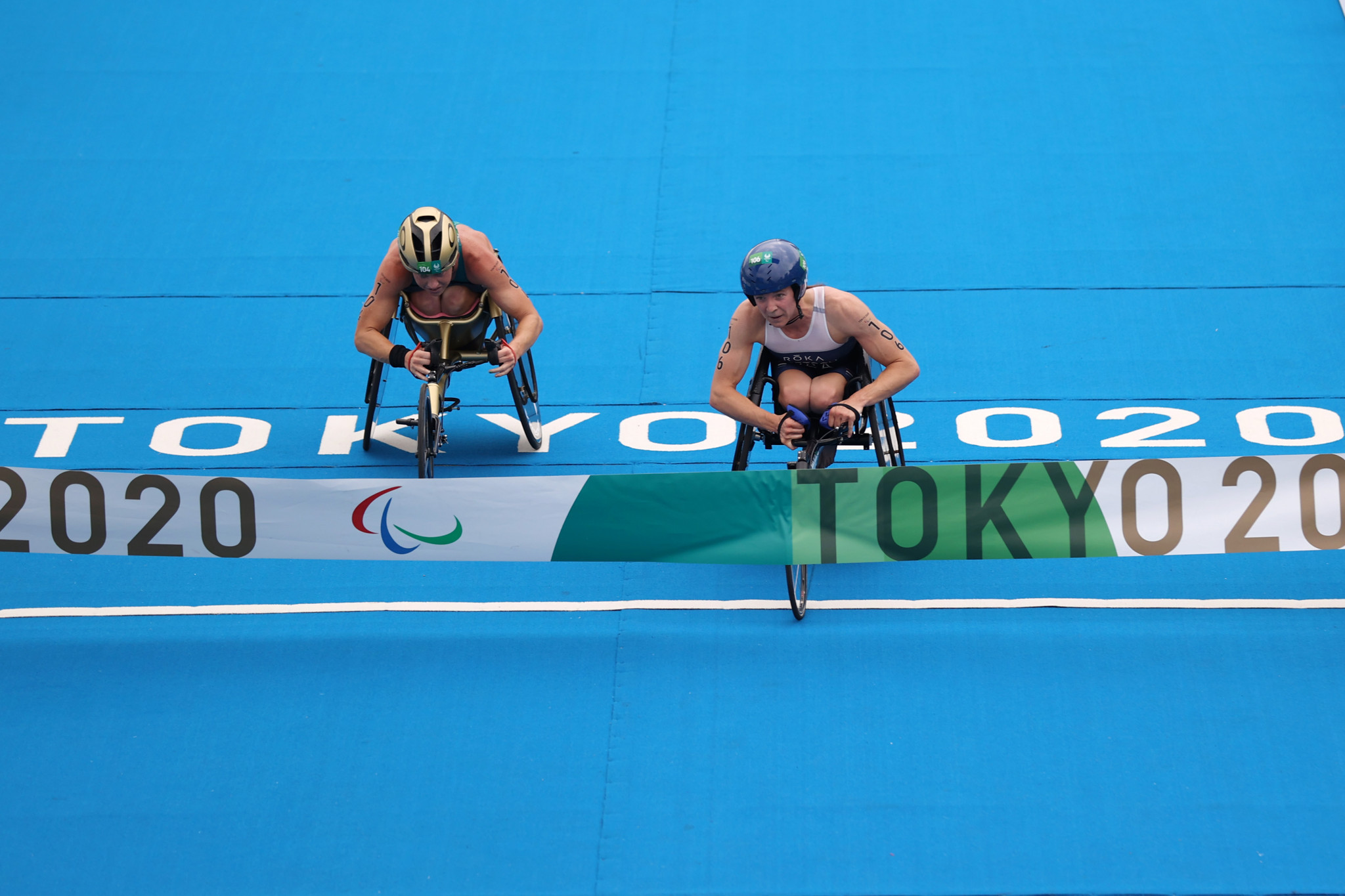 Biathlon gold medallist Kendall Gretsch of the United States won summer Paralympic gold in the Women's PTWC triathlon, defeating Australia's defending world champion Lauren Parker on the line ©Getty Images 