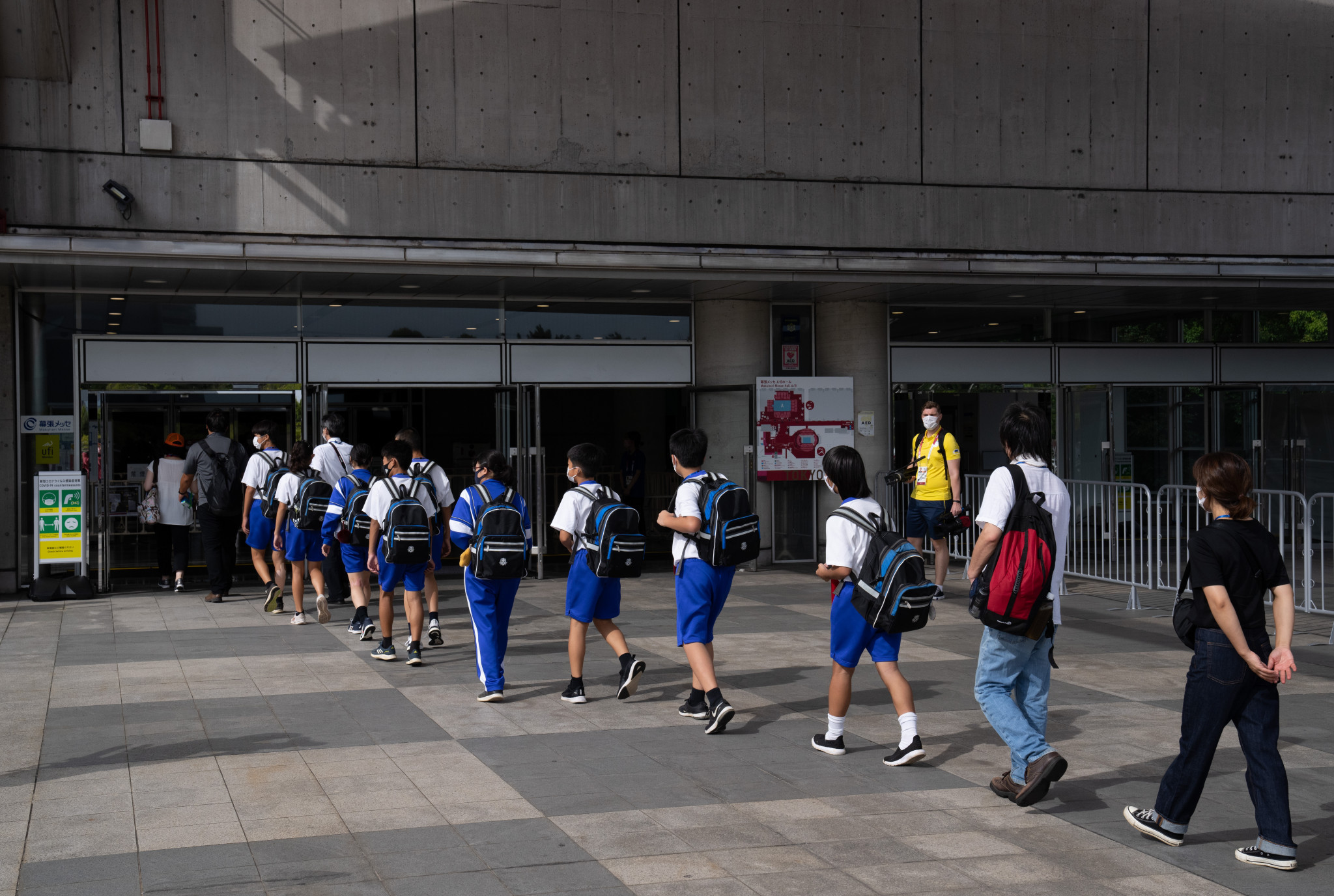 School children arrive at the Makuhari Messe to to watch the goalball and wheelchair fencing ©Getty Images