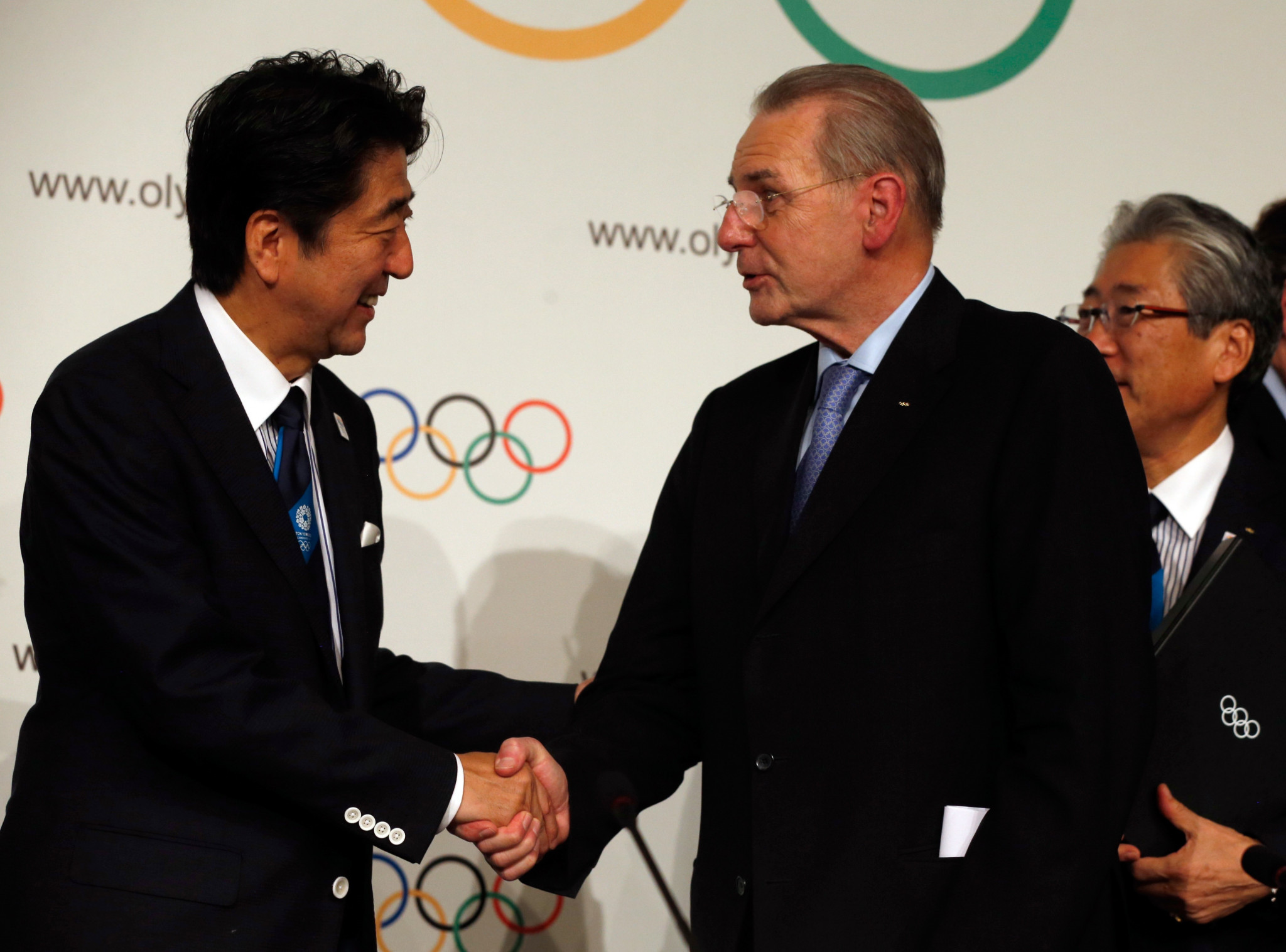 The late IOC President Rogge and former Japanese Prime Minister Shinzo Abe sign the host city contract in 2013 ©Getty Images