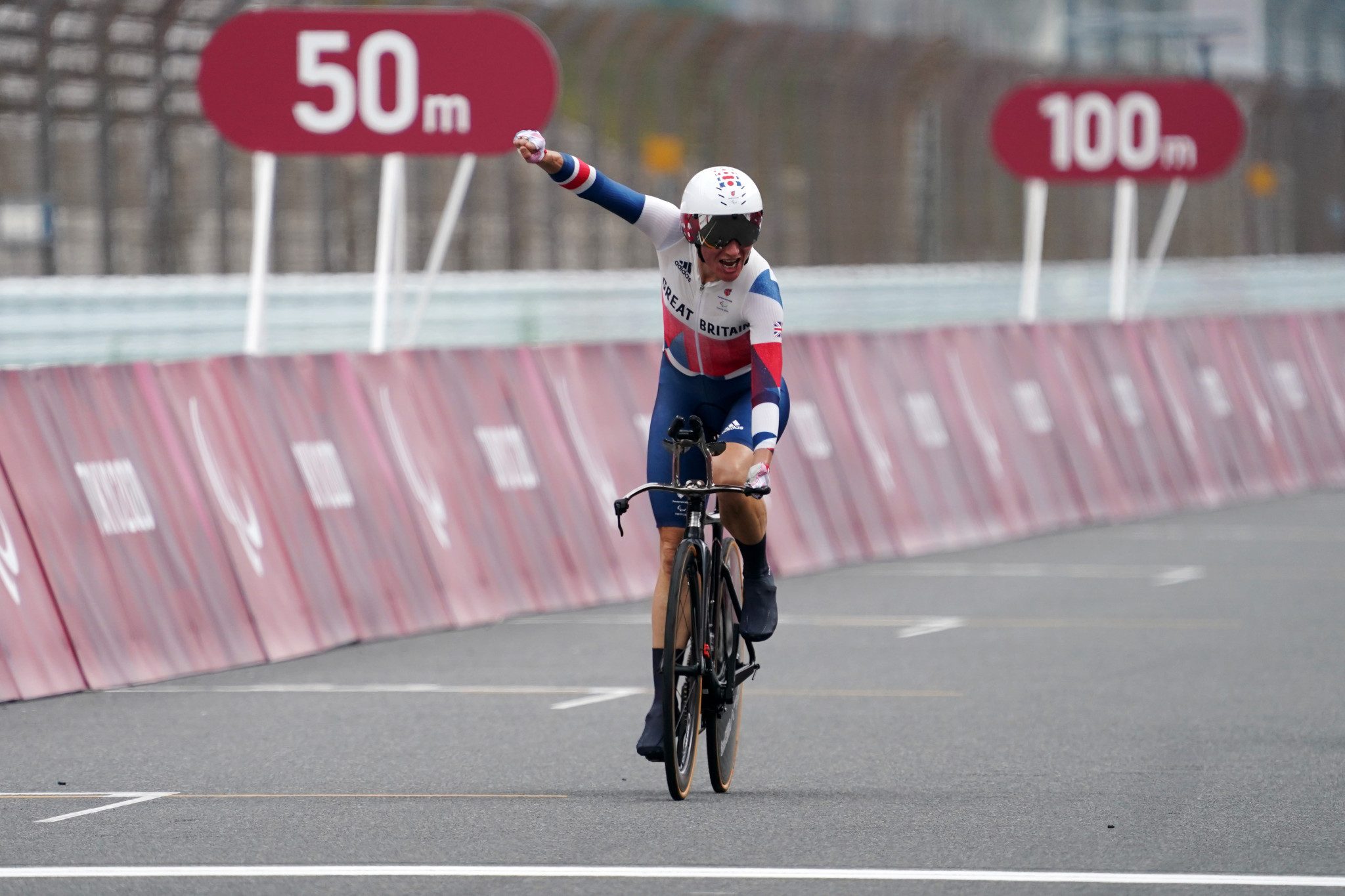 Dame Sarah Storey won the women's C5 time trial at Tokyo 2020 to claim a record-equalling 16th Paralympic Games gold medal ©Getty Images
