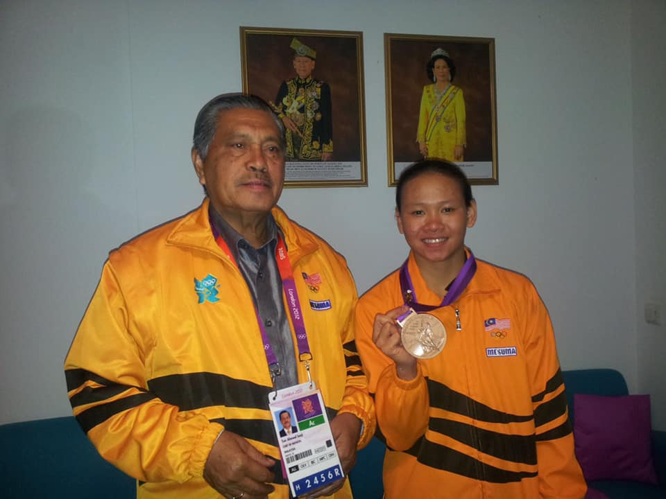 Tun Ahmad Sarji Abdul Hamid, left, poses with Olympic diving bronze medallist Pandelela Rinong after London 2012 ©OCM