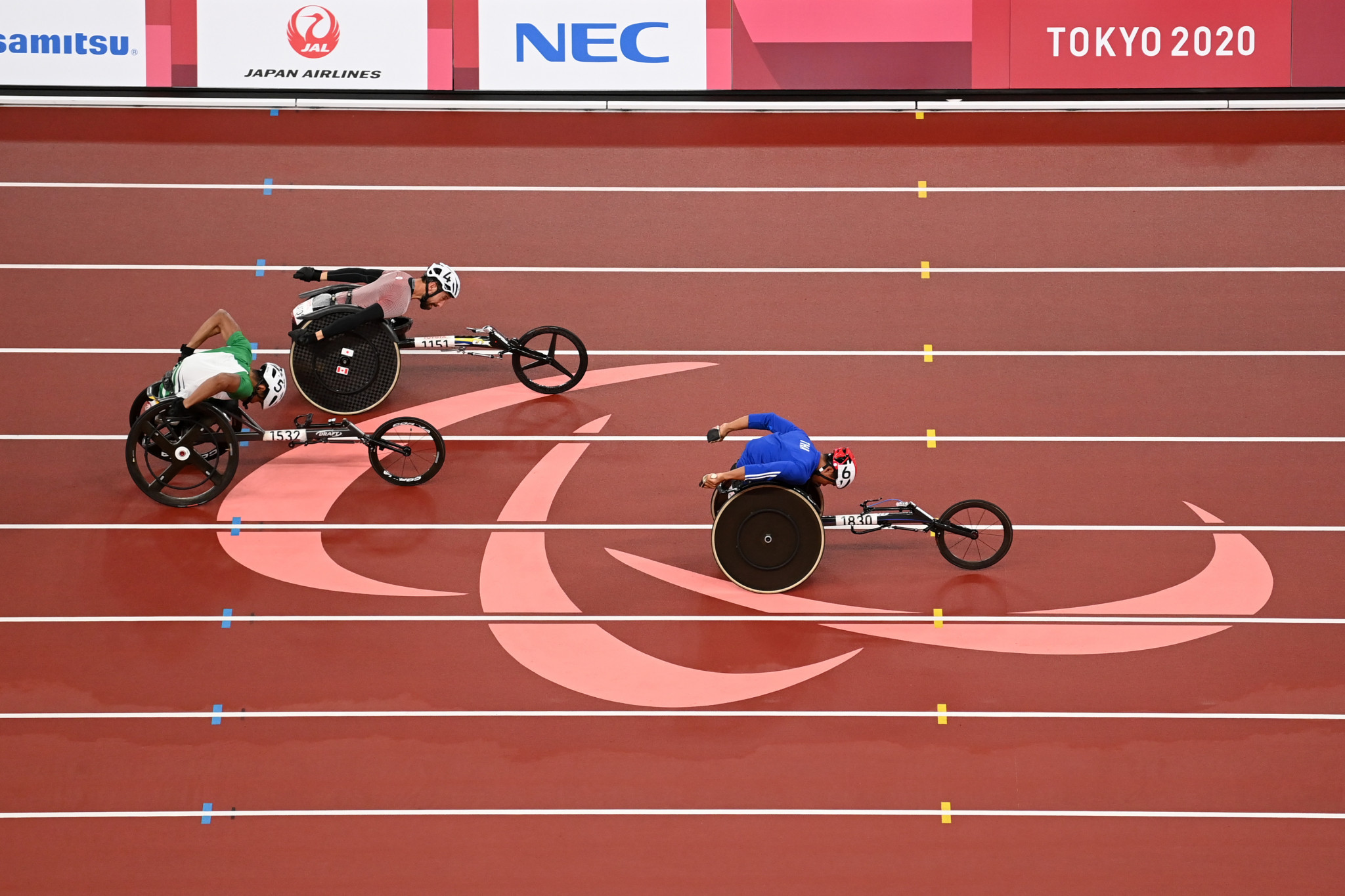 Pongsakorn Paeyo of Thailand on his way to winning the men's 100m T53 final at the Olympic Stadium ©Getty Images