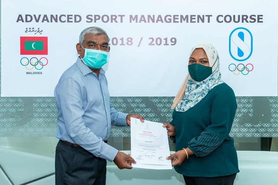 President Mohamed Abdul Sattar presented the diplomas in Malé ©OCA/Maldives Olympic Committee