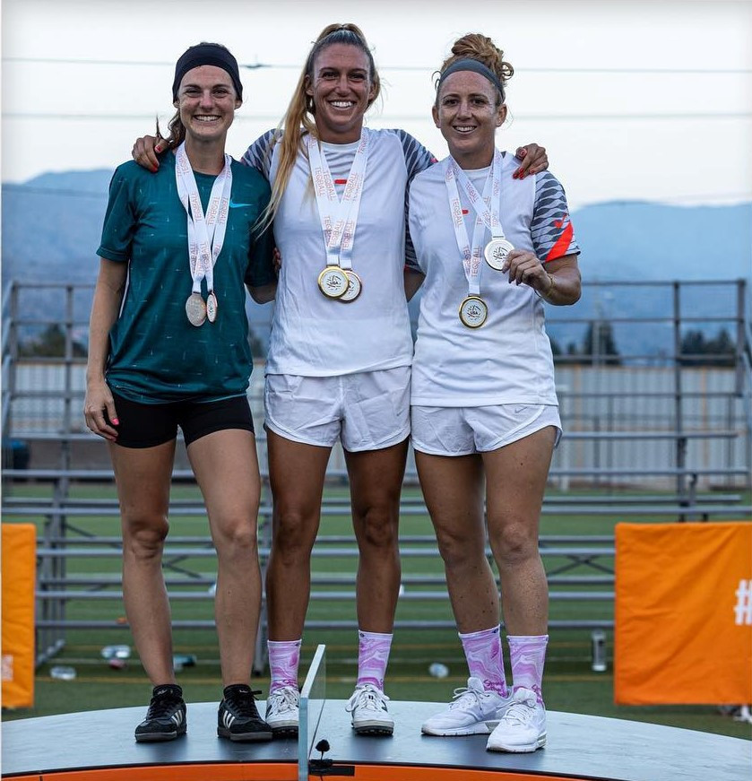 Carolyn Greco, centre, is the US women's singles champion ©FITEQ