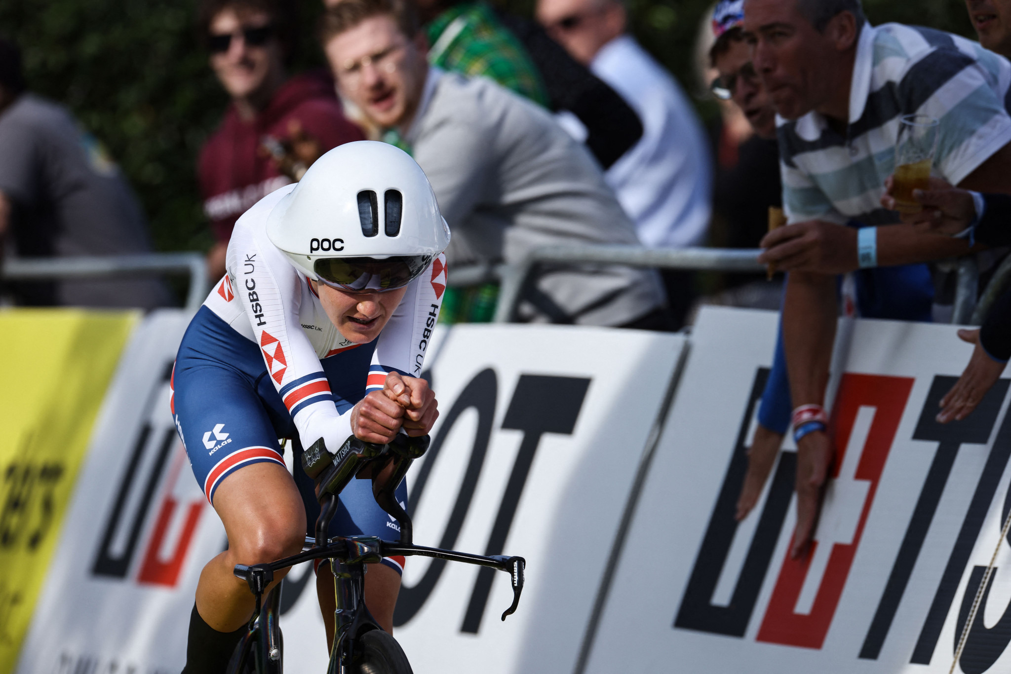 Lowden smashes women's UCI hour record, covering 48.405km