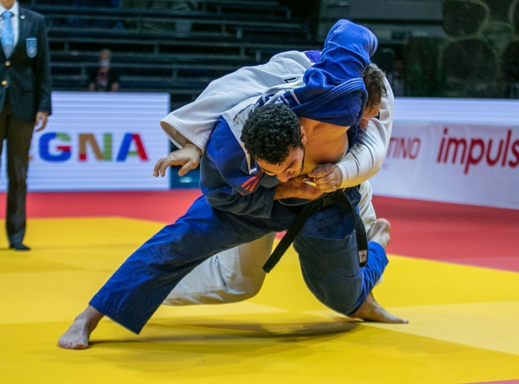 Saba Inaneishvili, blue, took the men's over-100kg title against Richard Sipocz ©IJF