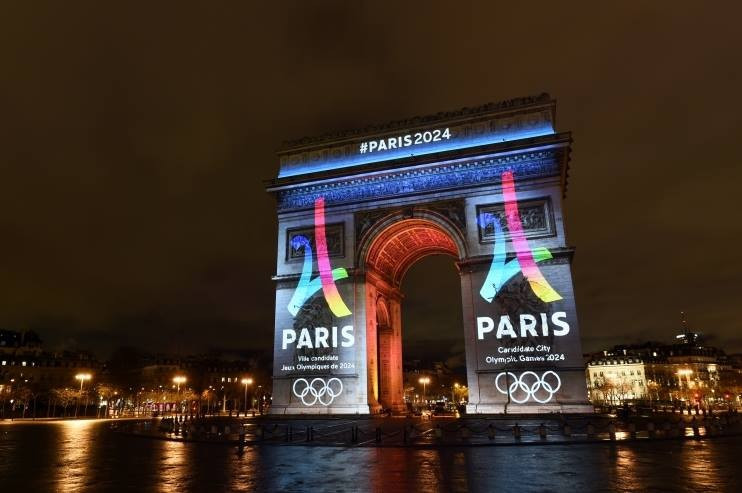 Paris 2024 projected its new Eiffel Tower-inspired logo onto the Arc de Triomphe during a special ceremony ©Paris 2024