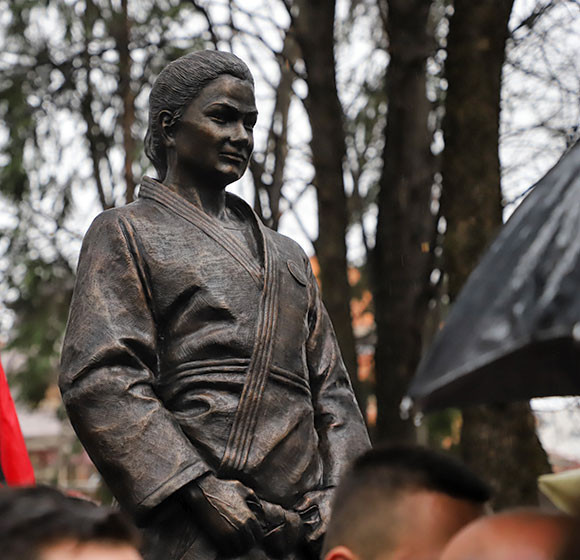 A statute of Majlinda Kelmendi was unveiled in her hometown of Peja last year ©IJF
