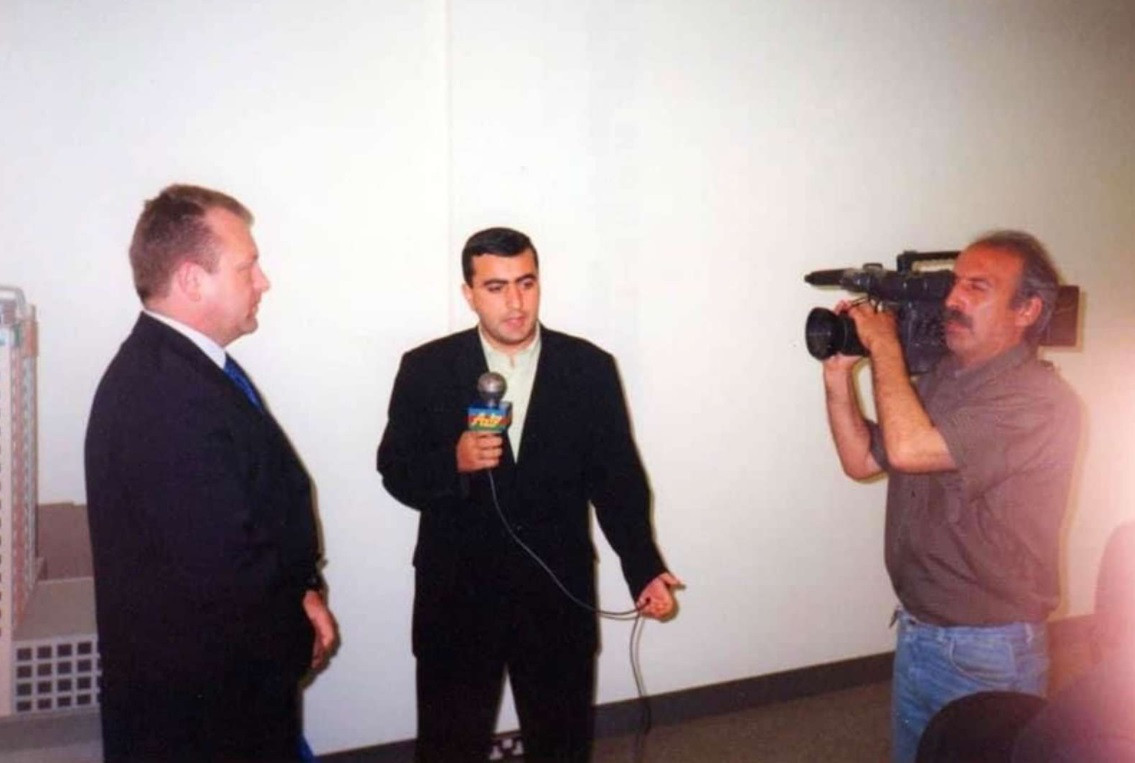 Elnur Shukurov interviewed IJF President Marius Vizer during his visit to Baku ©IJF