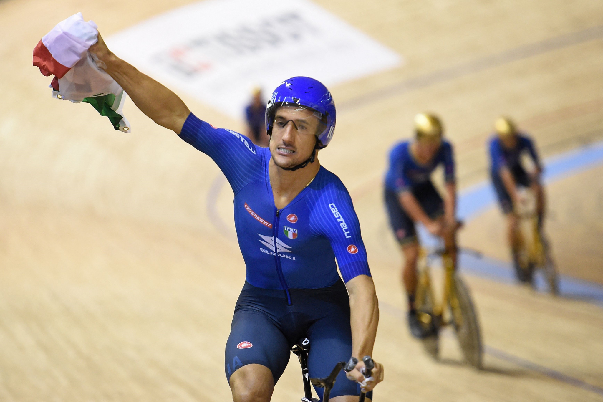 Liam Bertazzo celebrates after winning the men's team pursuit - but the bikes used by the victorious Italian riders have been stolen ©Getty Images