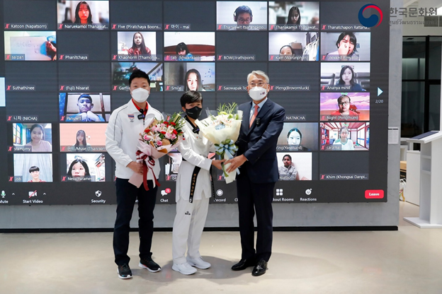 South Korean Ambassador to Thailand Lee Wook-heon, right, honoured Khwansuda Phuangkitcha, centre, and her coach Shin Young-kyun, left ©Korean Culture and Information Service/Kyomin Thai