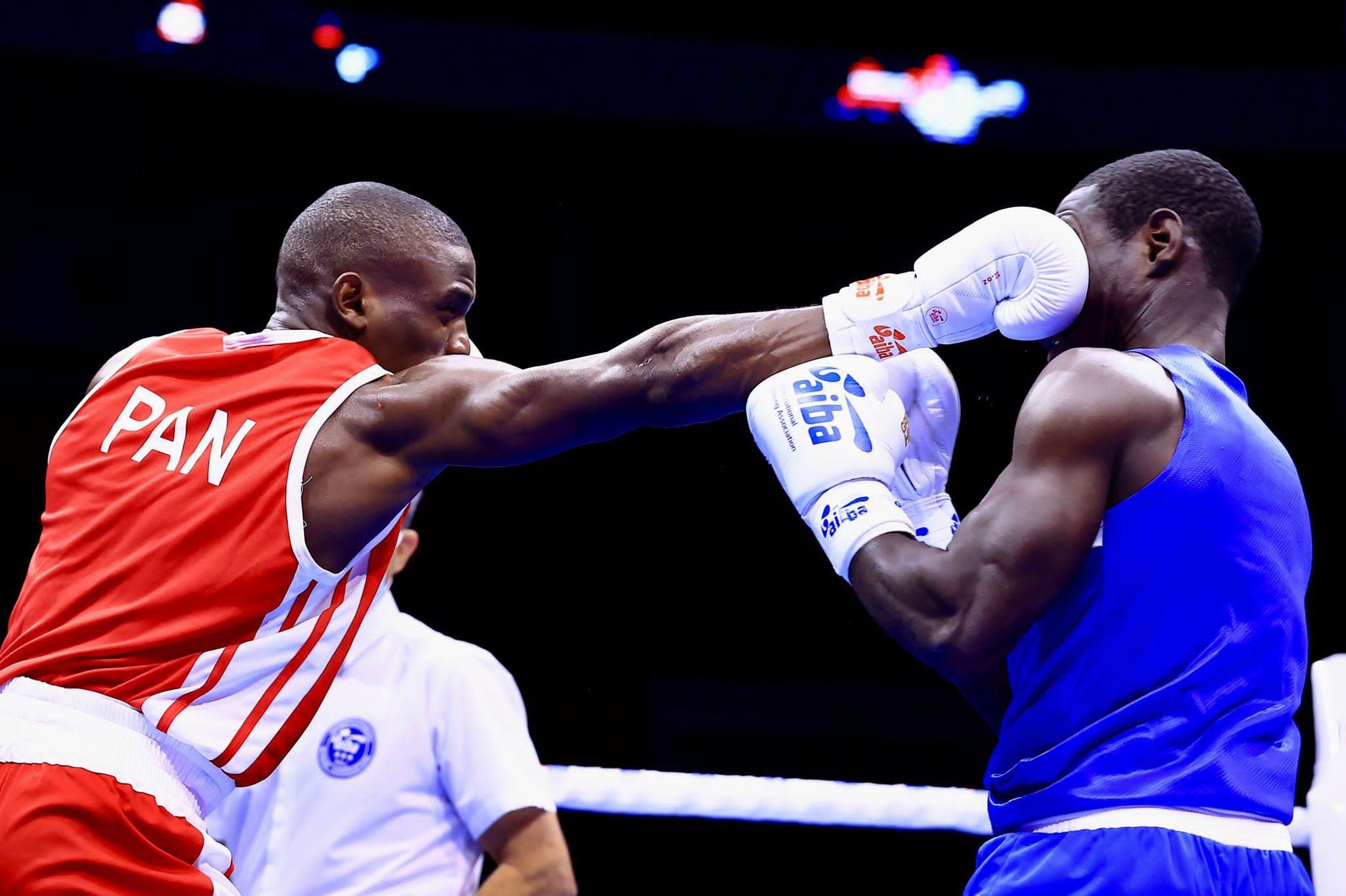 Panama's Eduardo Beckford Chambers was in control against Mohamed Sillah of Sierra Leone in the under-71kg ©AIBA