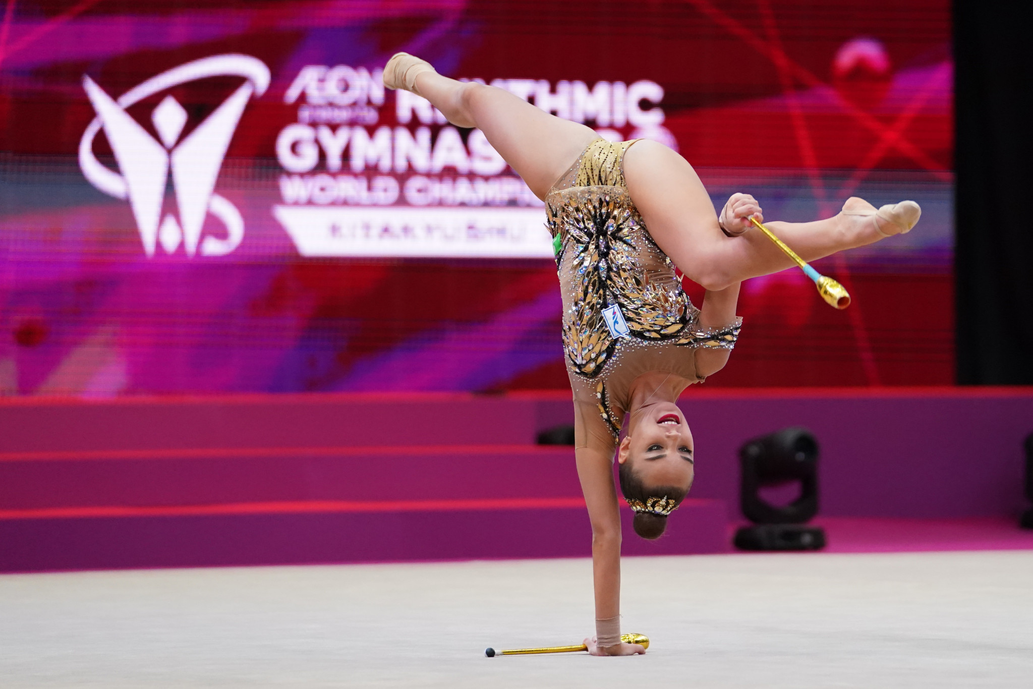 Dina Averina took gold in the individual clubs with a score of 27.100 ©Getty Images