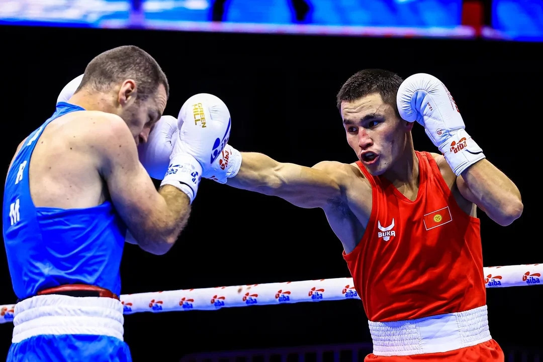 Kyrgyzstan's Nuradin Rustambek, right, lost his bout after low blowing his opponent ©AIBA