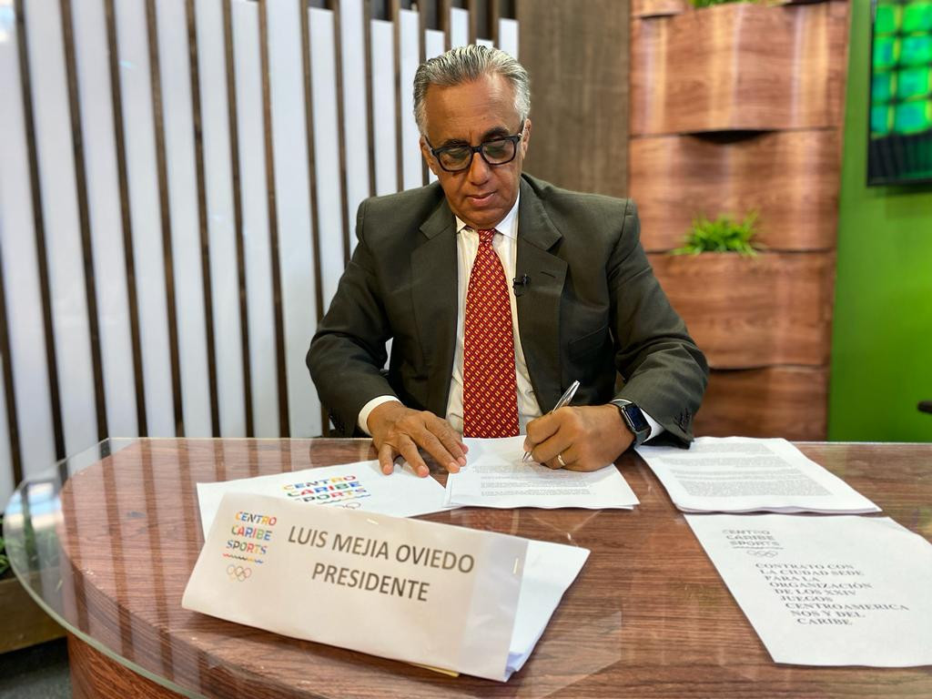 President Luis Mejía Oviedo signed he document on behalf of Centro Caribe Sports ©Centro Caribe Sports