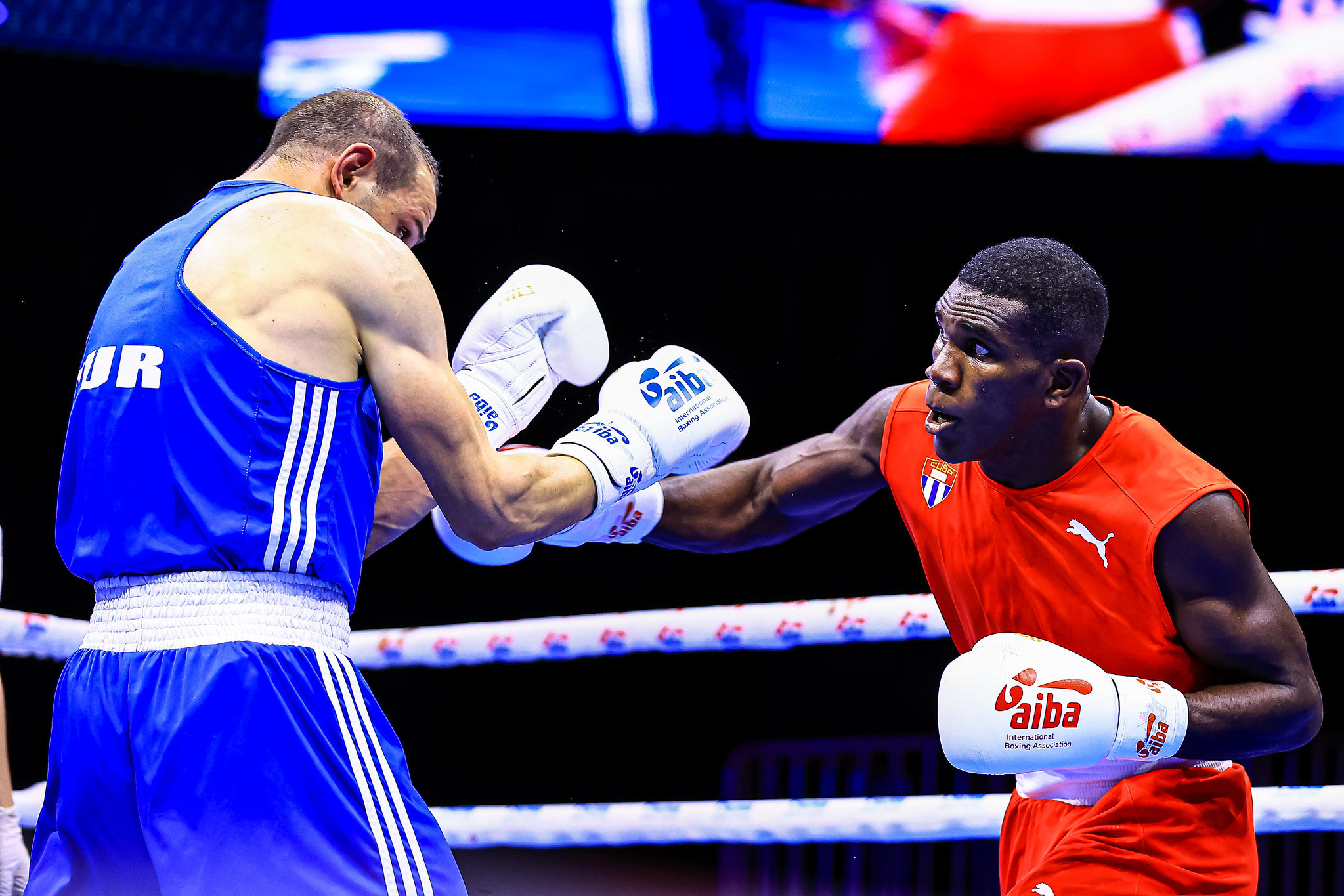 Cuban Yoenlis Hernandez Martinez is through to the next round after beating Turkish boxer Birol Aygun ©AIBA