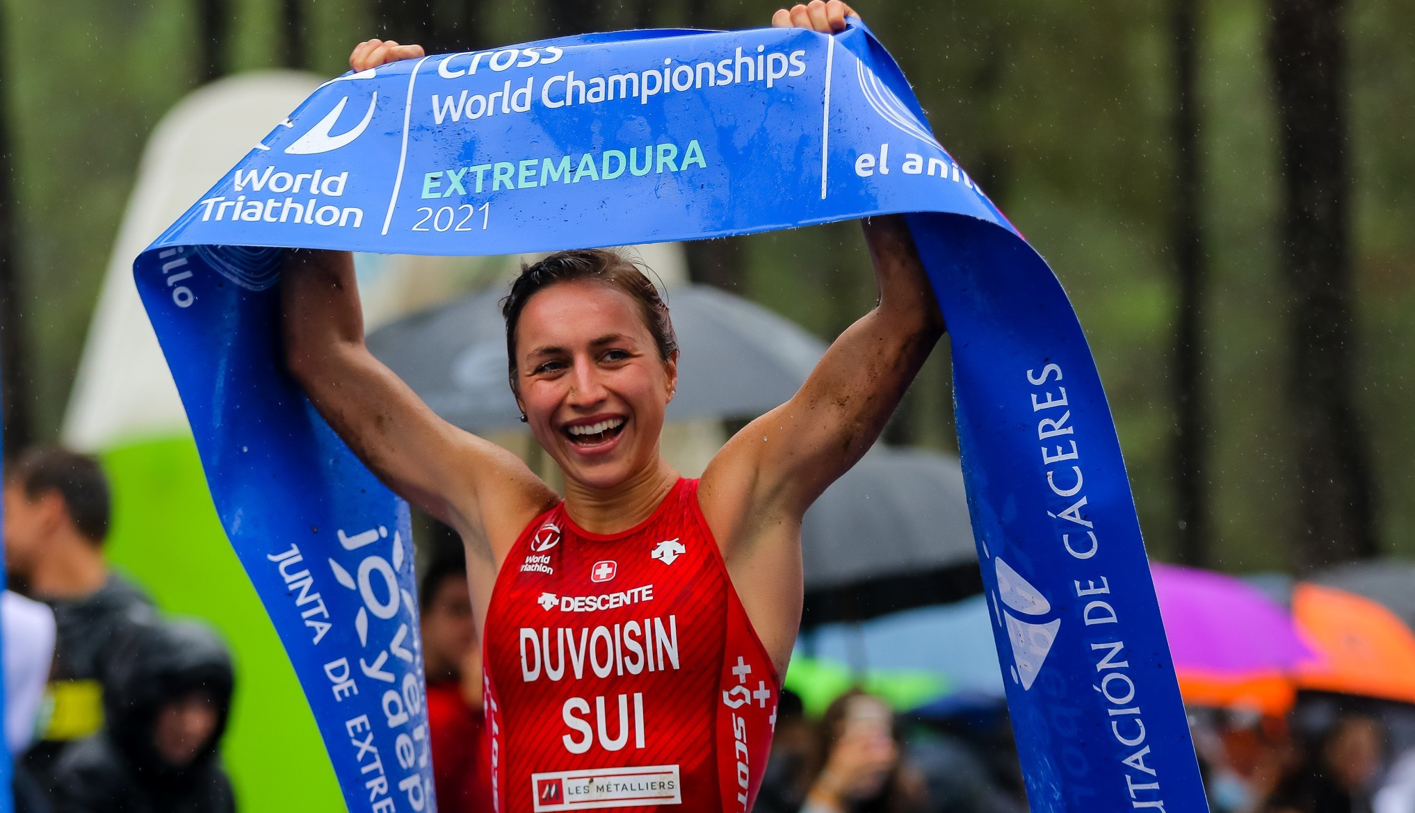 Loanne Duvoisin won the women's World Triathlon Cross title in Extremadura, while also taking the under-23 crown ©World Triathlon 