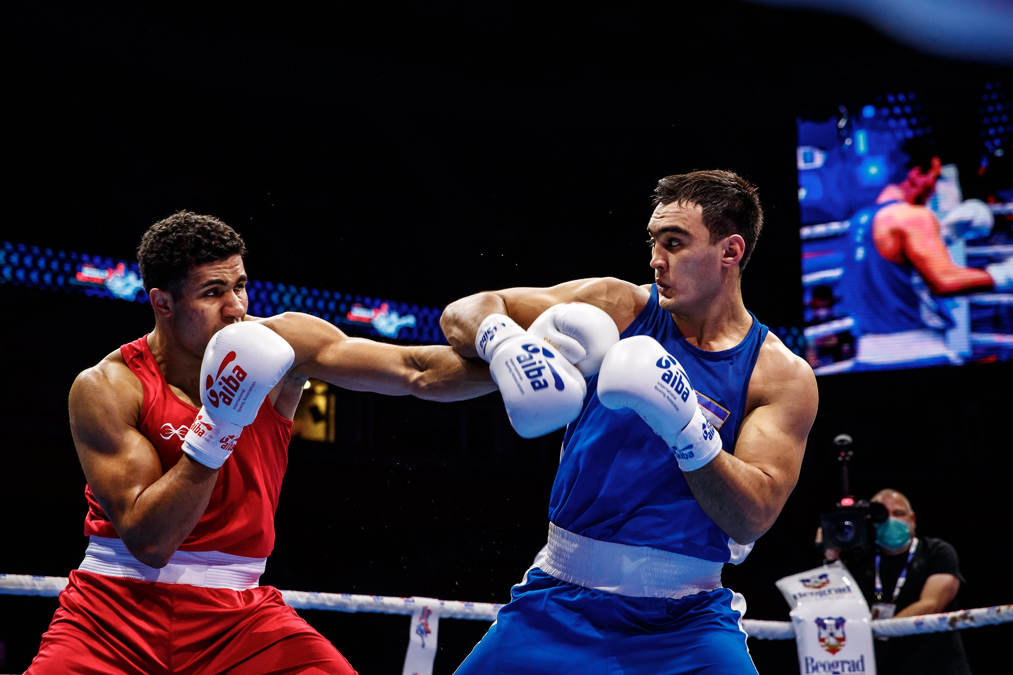 Lazizbek Mullojonov of Uzbekistan came out on top against Delicious Orie of England in the over-92kg round of 16 ©AIBA