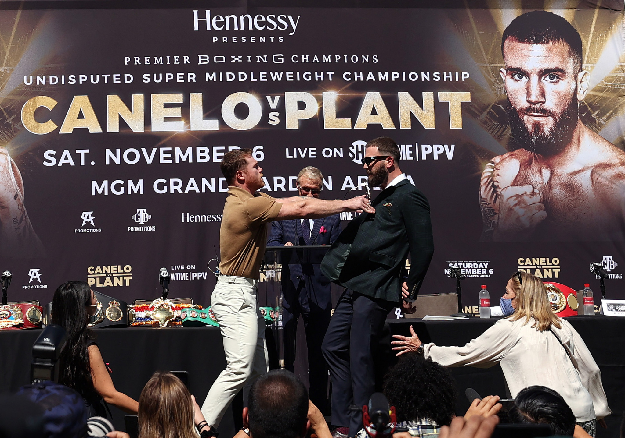 Álvarez, left, is due to fight Caleb Plant, right, on Saturday (November 6) ©Getty Images