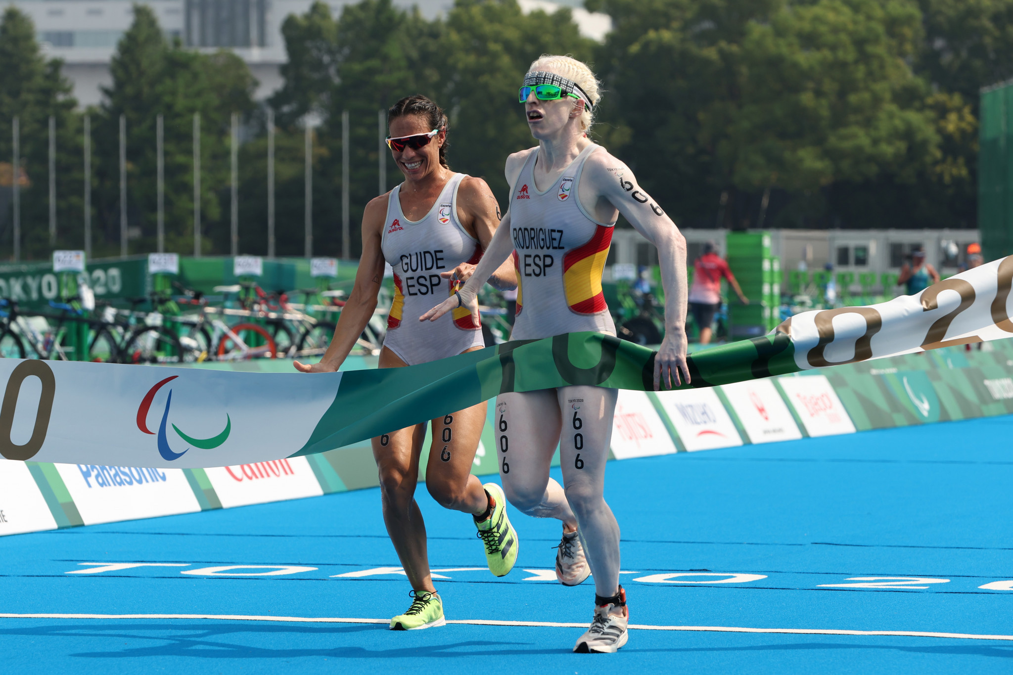 Spain's Susana Rodriguez, right, triumphed at Tokyo 2020 and will be looking for a third title at the World Triathlon Para Championships in Abu Dhabi ©Getty Images