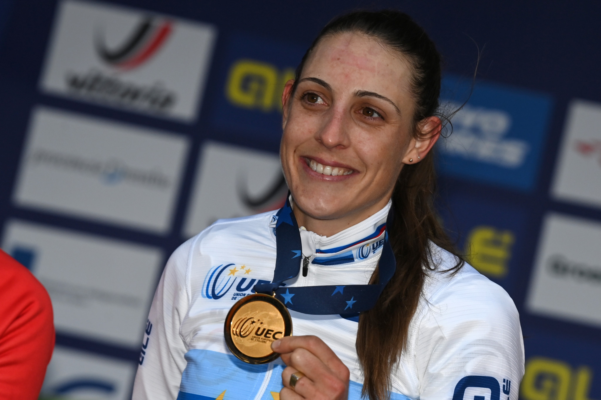 Lucinda Brand clinches European cyclo-cross title at Col du Vam