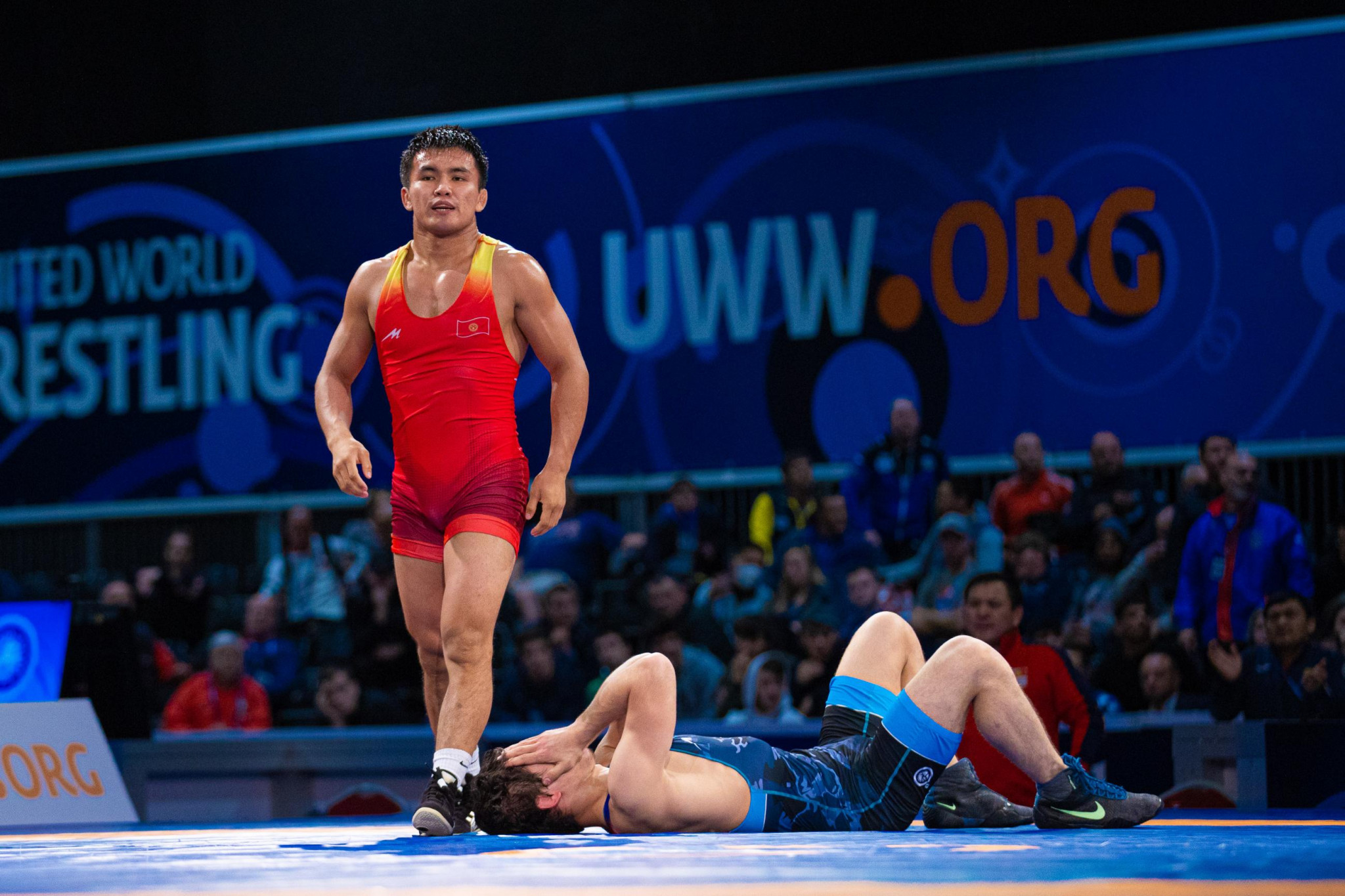 Ernazar Akmataliev, red, defeated Vazgen Tevanyan to claim UWW U23 gold in the 70kg division ©UWW