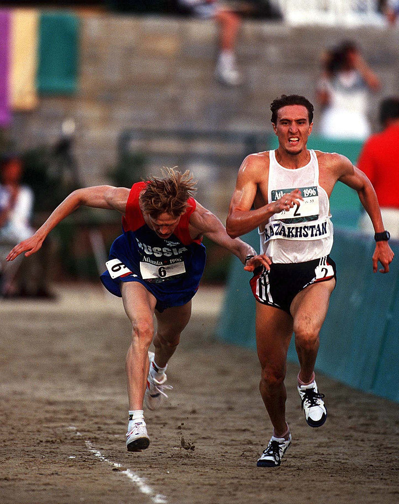 Kazakhstan's Alexander Parygin wins a thrilling, one-day men's modern pentathlon event at the 1996 Atlanta Olympics as Russian rival Edouard Zenovka loses his footing in the final few metres of the concluding run ©Getty Images