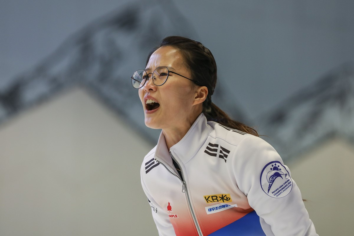 Eun-Jung Kim, part of the South Korean women's team that won two matches on day three of the Pacific-Asia Curling Championships in Almaty ©WCF/Alina Pavlyuchik 