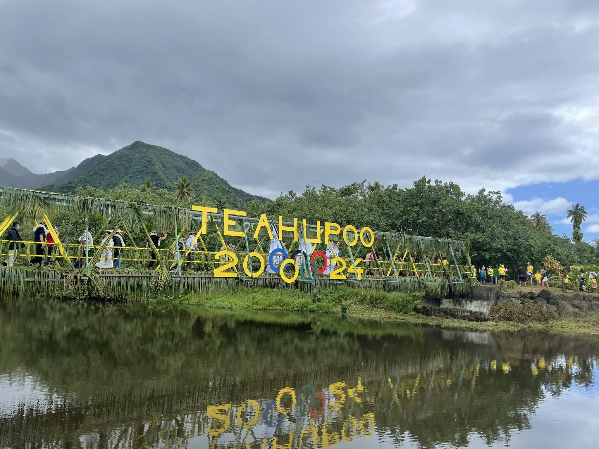 Paris 2024 held a flag ceremony in Teahupo’o ©FFSurf