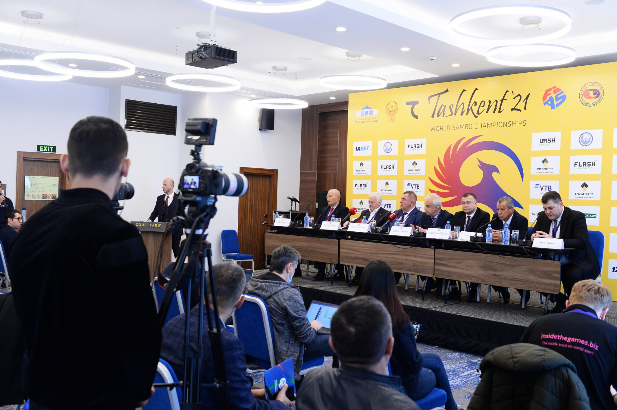 Leaders of the FIAS staged a media conference after yesterday's Congress in Tashkent ©FIAS