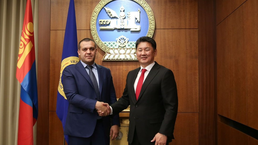 AIBA President Umar Kremlev, left, met with Ukhnaagiin Khürelsükh to discuss the development of boxing in Mongolia ©AIBA