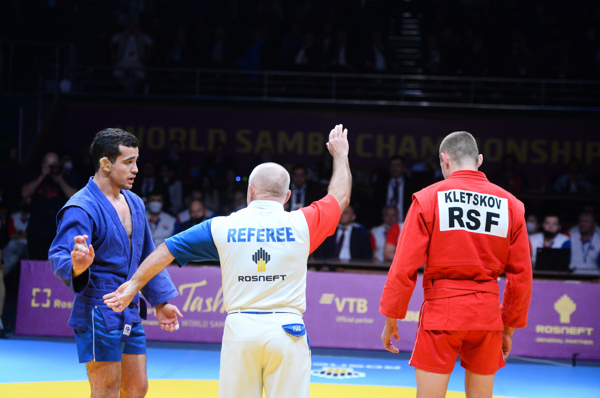 Sarbon Ernazarov refused to accept the decision to award Nikita Kletskov the gold medal ©FIAS
