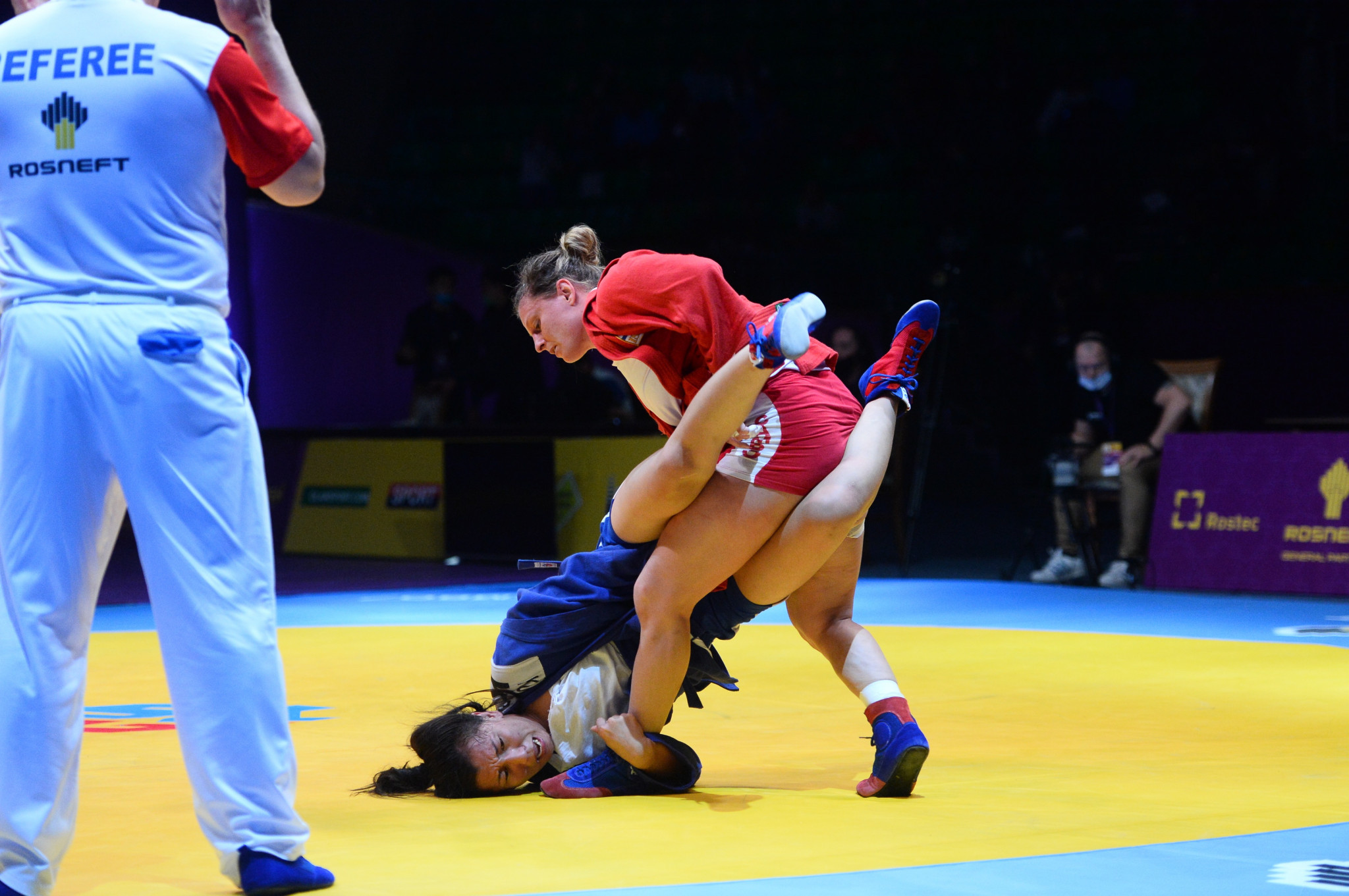 Alice Schlesinger takes control of her clash with Dildash Kuryshbayeva in the women's under-72kg final ©FIAS