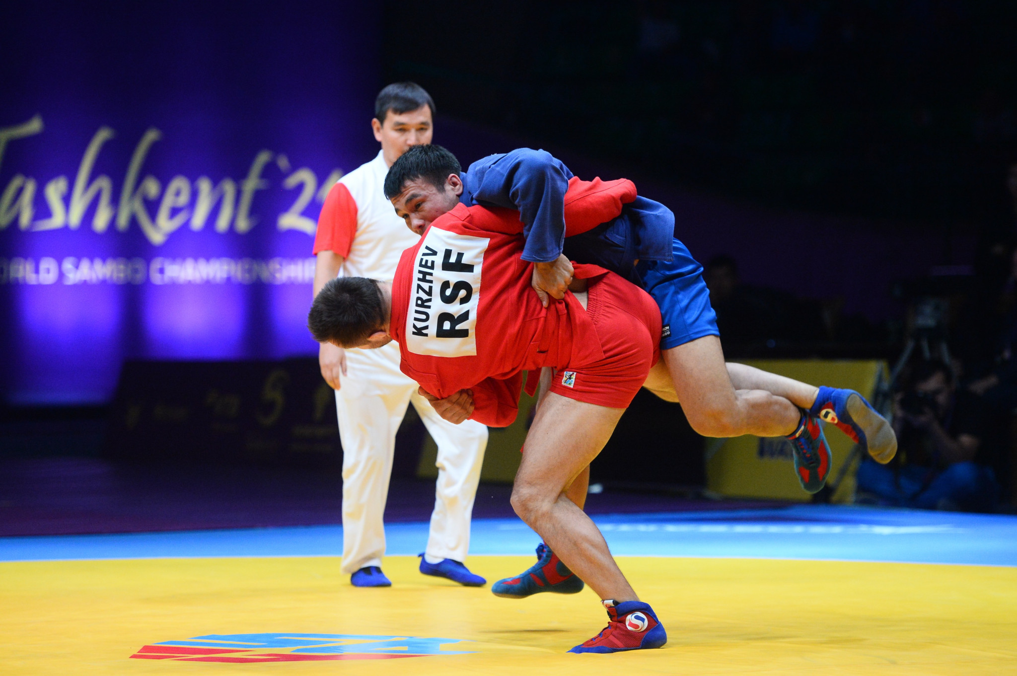 Uali Kurzhev looks to throw Ulugbek Rakhmonov to the floor ©FIAS
