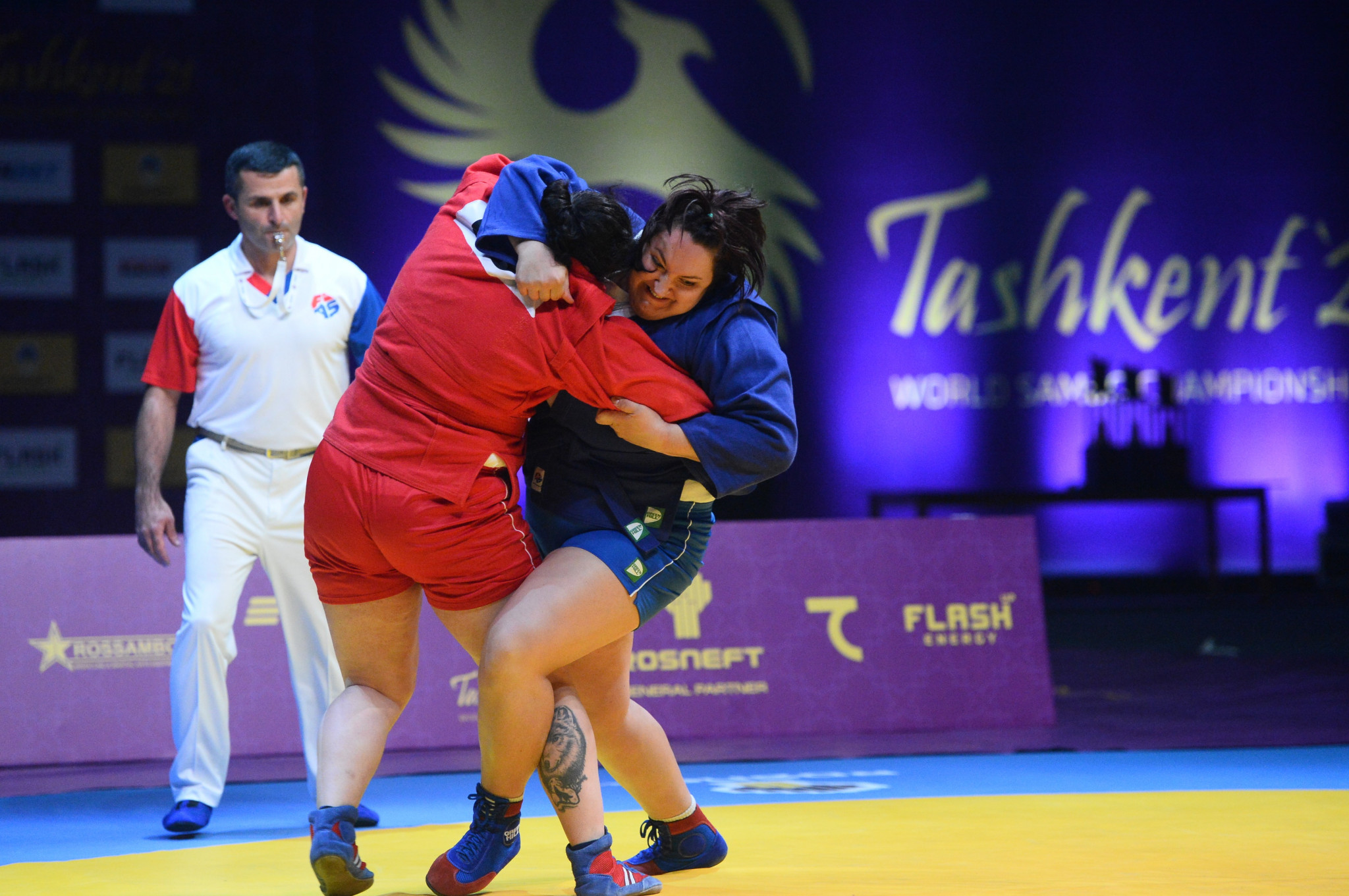 Olga Artoshina comes under pressure from Anastasiia Komovych in the women's over-80kg final ©FIAS