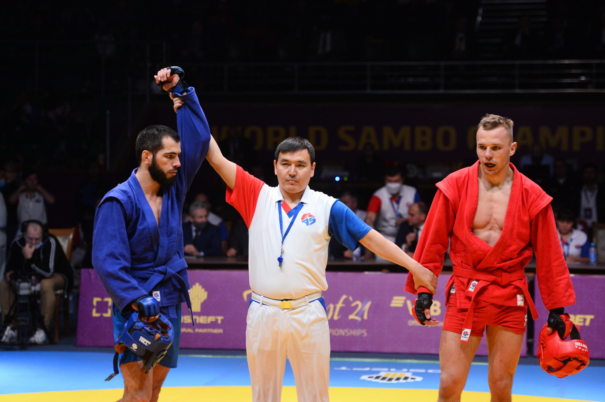 Ruslan Gasankhanov is awarded the combat under-71kg gold after seeing off Zygimantas Ramaska ©FIAS