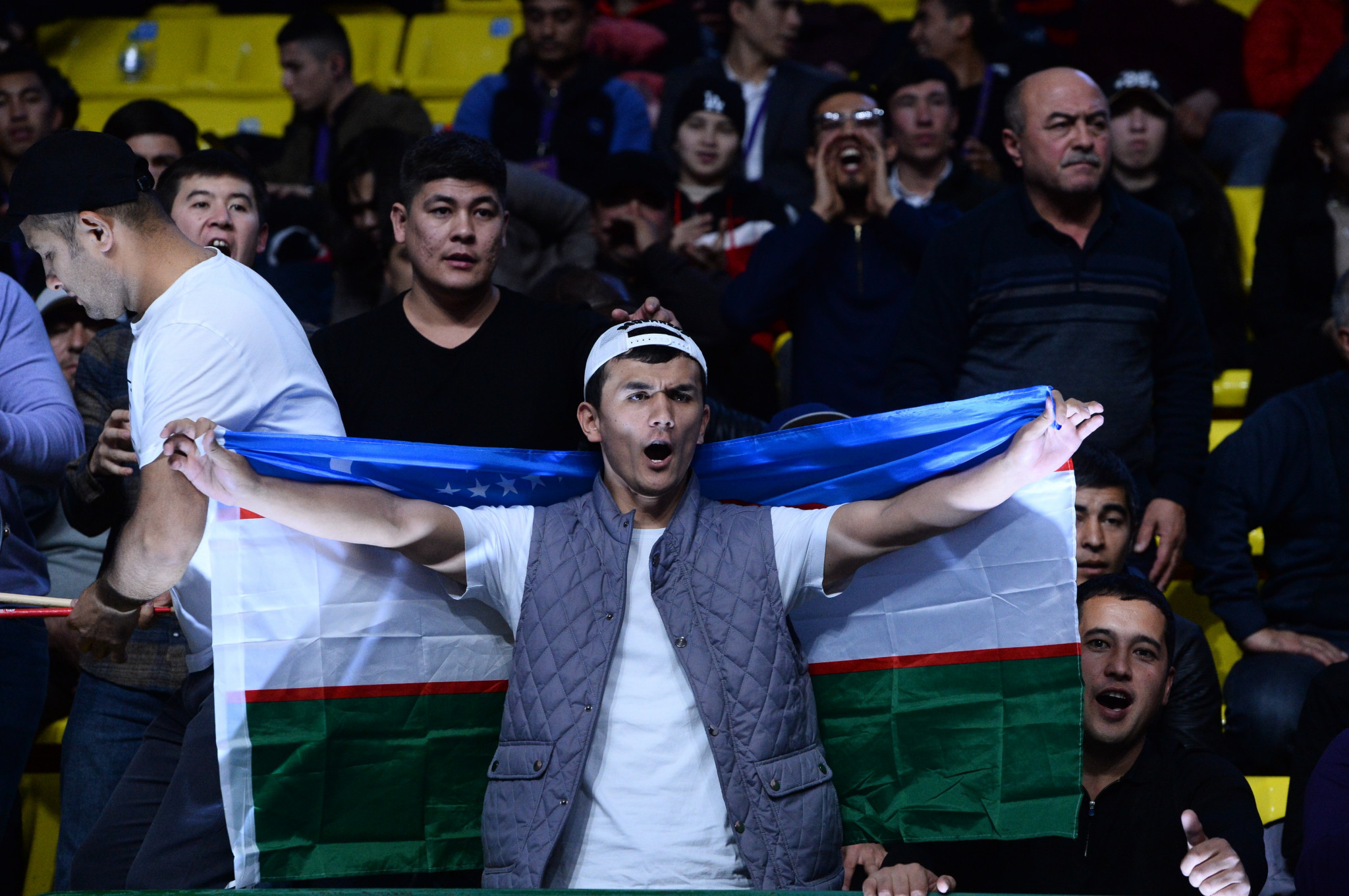 An Uzbek fan makes his voice heard during the final session in Tashkent ©FIAS