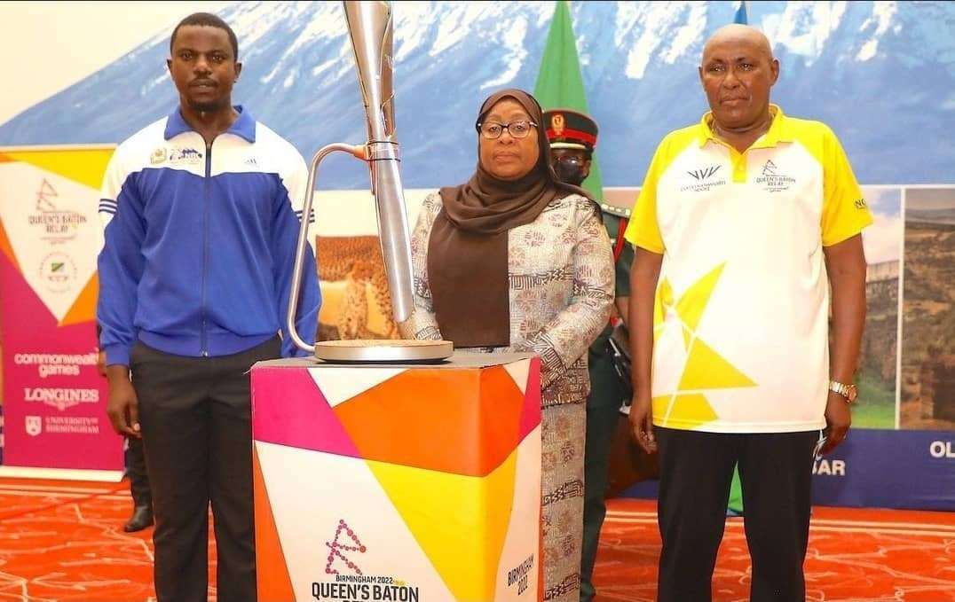 Tanzania President Samia Suluhu Hassan, centre, received the Queen's Baton Relay from 1974 Commonwealth Games 1500m champion Filbert Bayi, right, as it continued its journey ©TOC