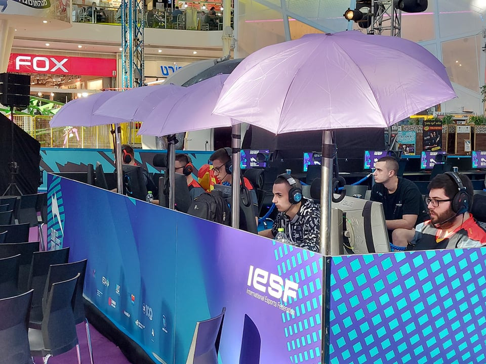 North Macedonia required umbrellas to prevent glare as they aimed to reach the CS:GO final ©ITG