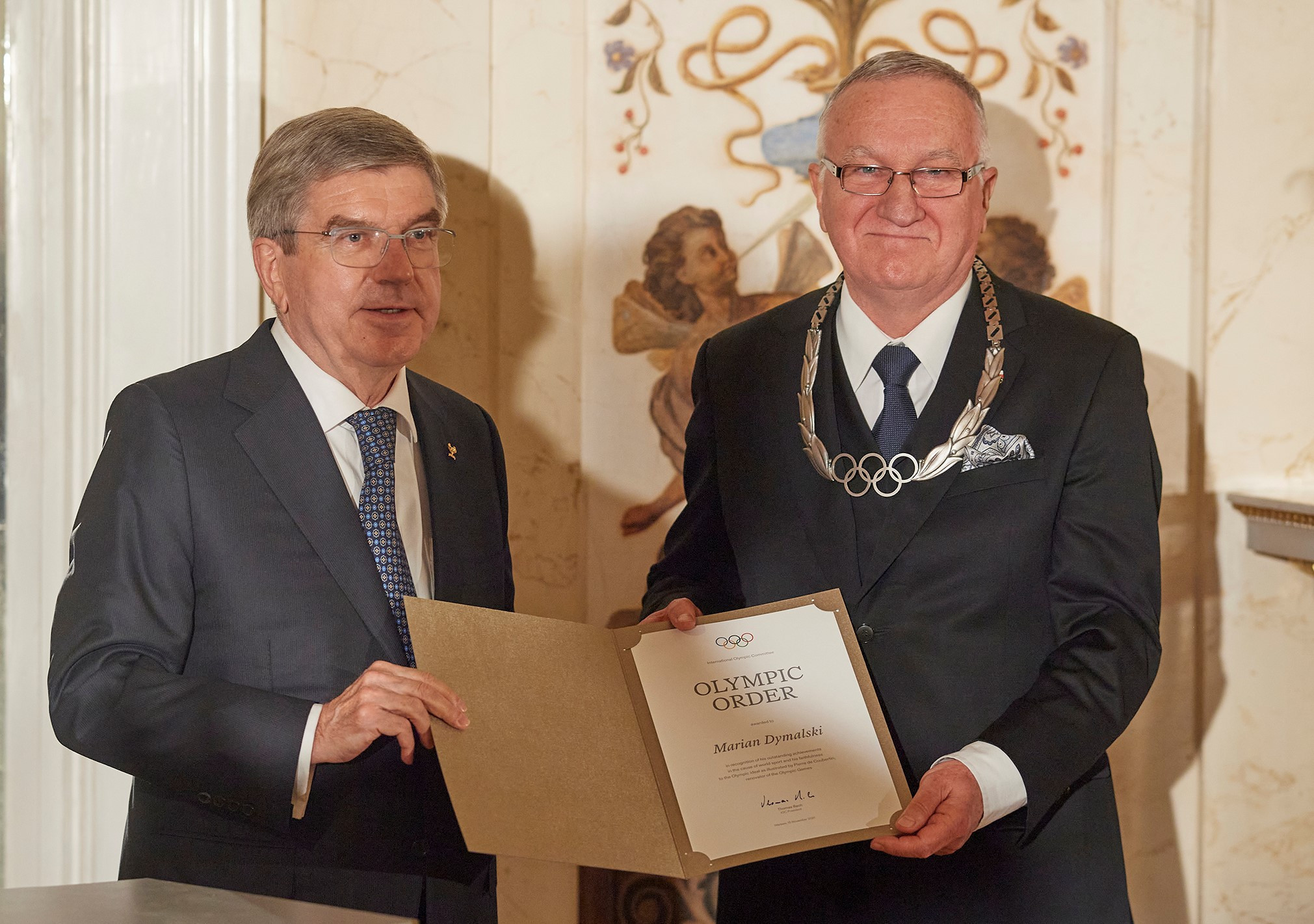 FISU vice-president Marian Dymalski, right, awarded Olympic Order by IOC President Thomas Bach ©FISU