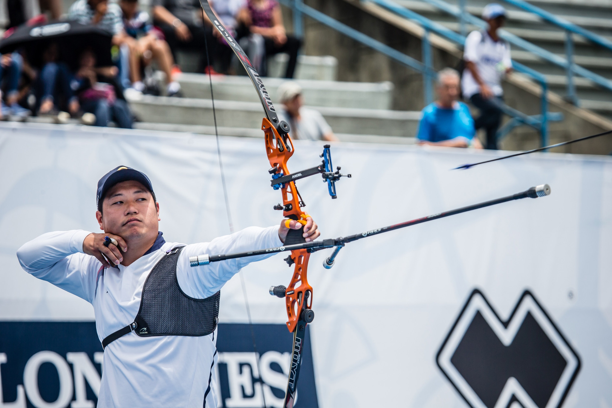 Lee Seung-yun defeated Han Woo-tack in an all-South Korean men's recurve final in Dhaka ©Getty Images